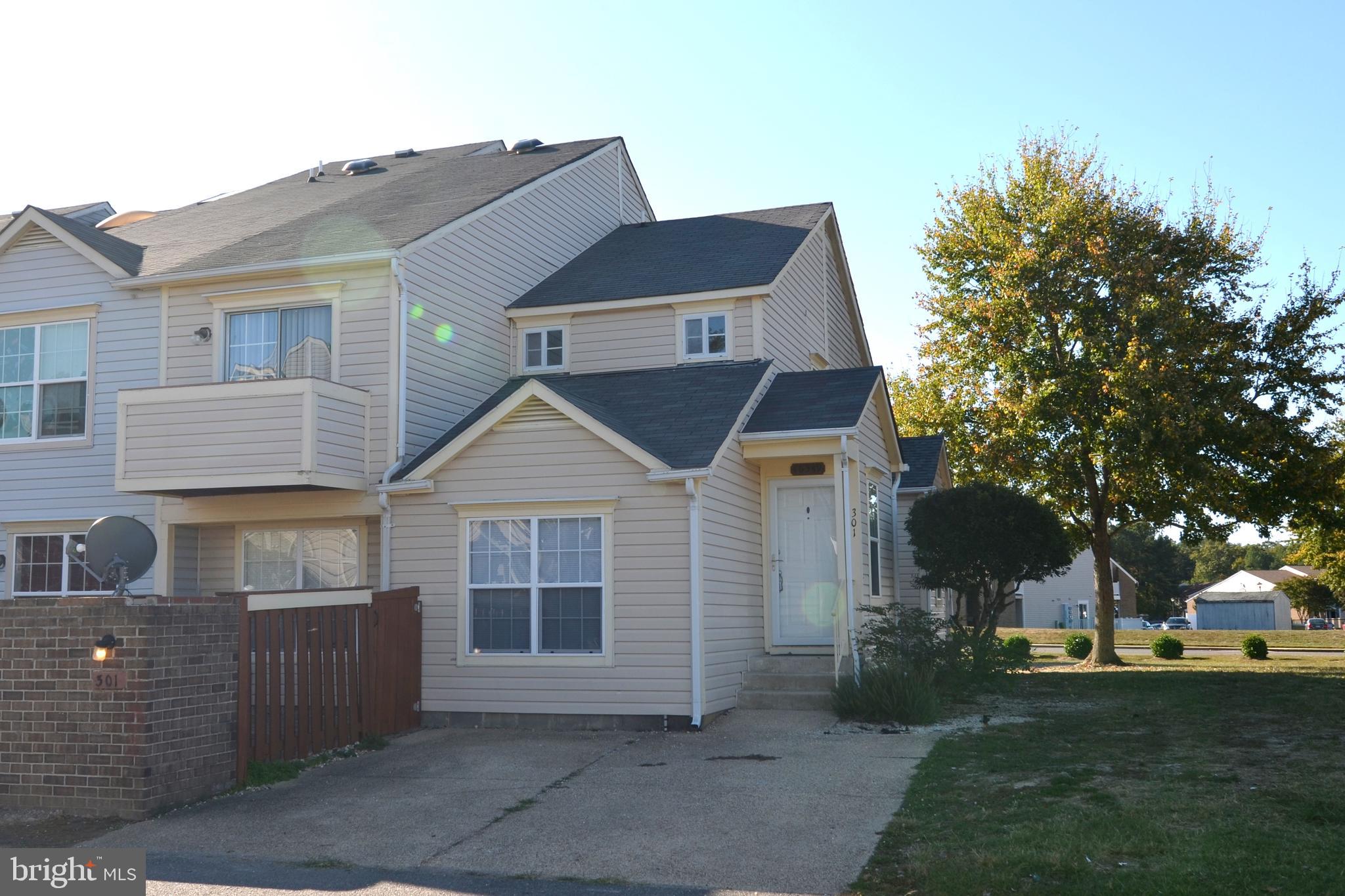 3BR 1.5FB end row town home.  Main level kitchen w/breakfast bar, dining area, living room, bedroom, half bath, laundry and vaulted ceiling.  Upper level 2 bedrooms w/private sink vanity and adjoining Jack-and-Jill full bath.  Upper level private balcony and lower level fenced patio area with storage.  Minutes from PAX.  Pets case-by-case basis.