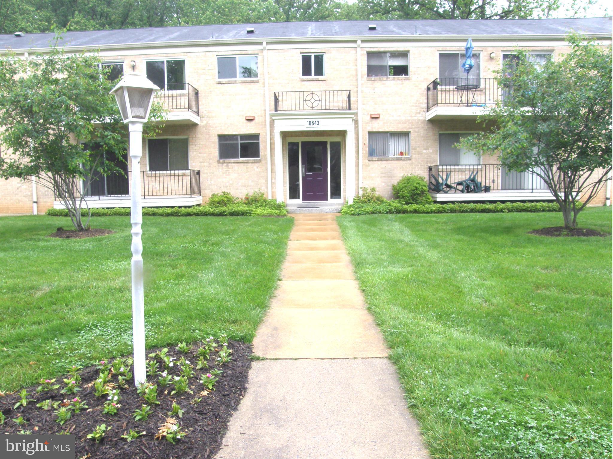 SUNNY, SPACIOUS, TOP FLOOR, BALCONY 1BR. DESIRABLE CONDO IN POPULAR BETHESDA COMMUNITY. UPDATES TO KITCHEN AND BATHROOM. THERMAL WINDOWS. UPDATED HVAC SYSTEM. WALK TO GROSVENOR METRO ON THE RED LINE. NEAR NIH AND WALTER REED MEDICAL. EASY ACCESS TO BELTWAY AND I-270. WALK TO STRATHMORE MUSIC AND ARTS.