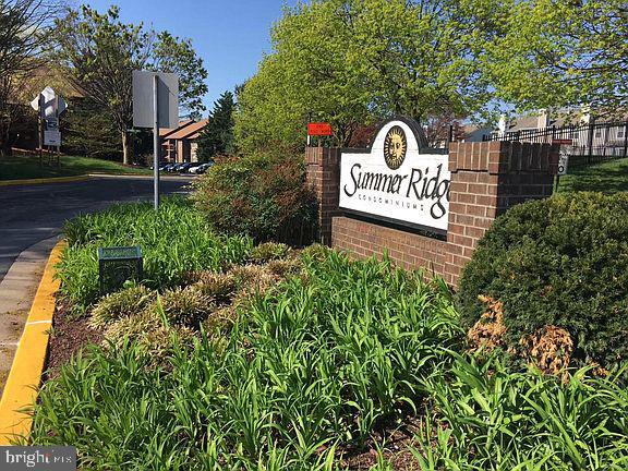 'STUNNING' 2 BR 2 BA UNIT IS DESIRED 'SUMMER RIDGE' COMMUNITY.  1ST FLOOR UNIT TOTALLY RENOVATED FROM TOP TO BOTTOM. NEW CARPET,  FLOORING, APPLIANCES, & PAINT. NEW FULLSIZE WASHER AND DRYER . LIVING ROOM SLIDING DOOR TO VIEW COMMON GROUNDS. WALK TO BUS, SHOPPING AND 5 MINUTES TO METRO & I-270 CORRIDOR. SITS ON CUL DE SAC. PLENTY OF PARKING.