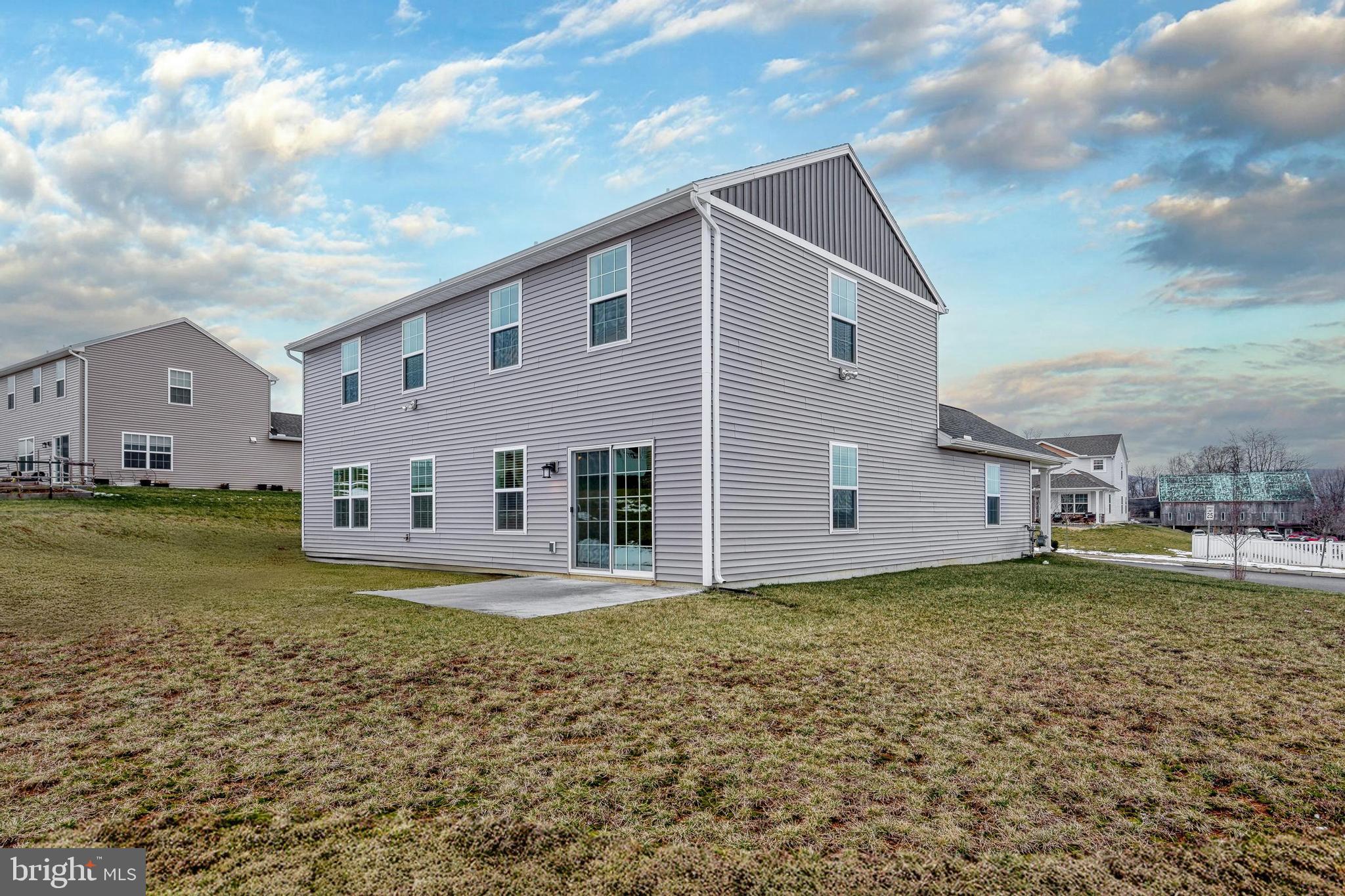 WINDY HEIGHTS, THE NEW - Residential