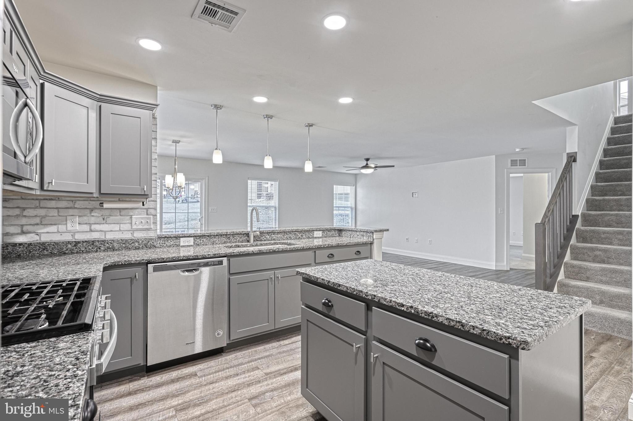 WINDY HEIGHTS, THE NEW - Residential