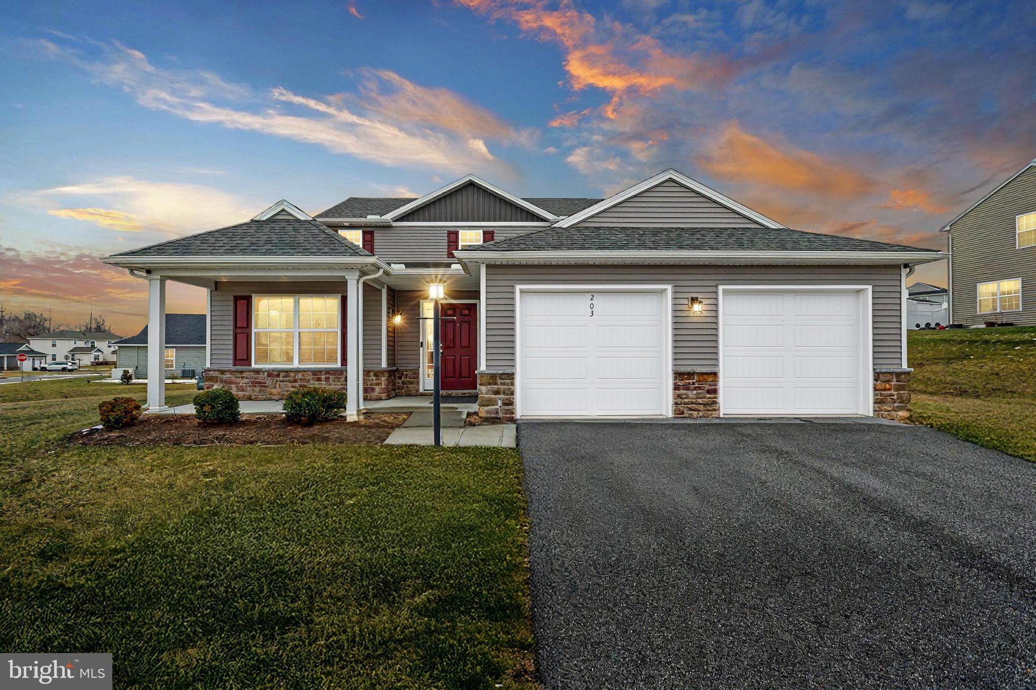 WINDY HEIGHTS, THE NEW - Residential