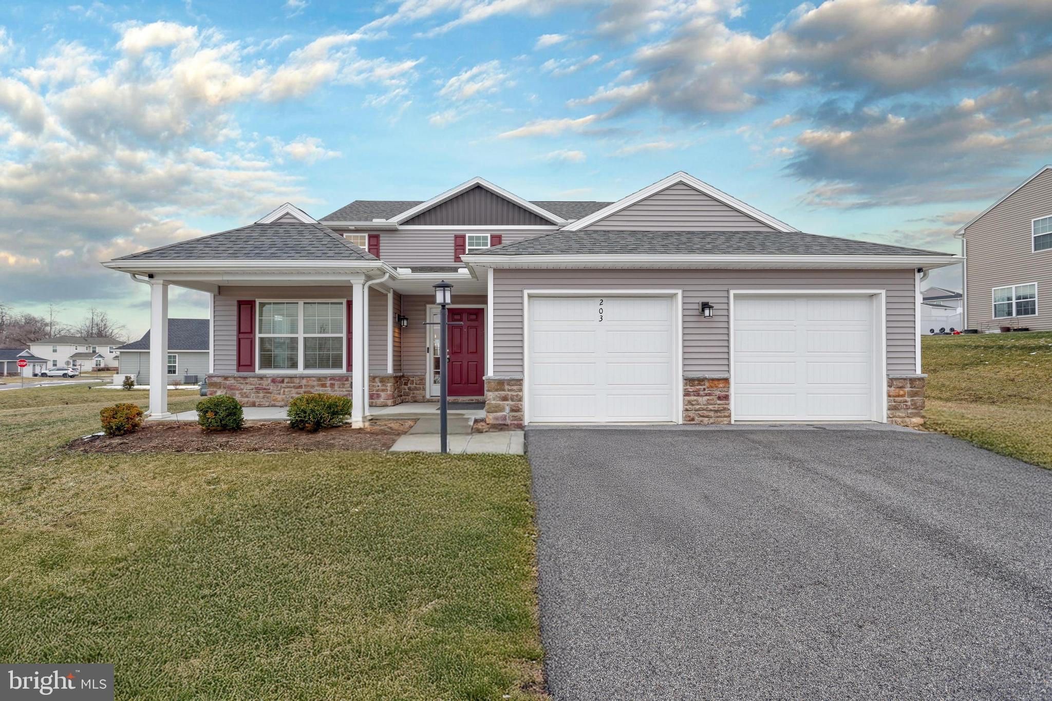 WINDY HEIGHTS, THE NEW - Residential
