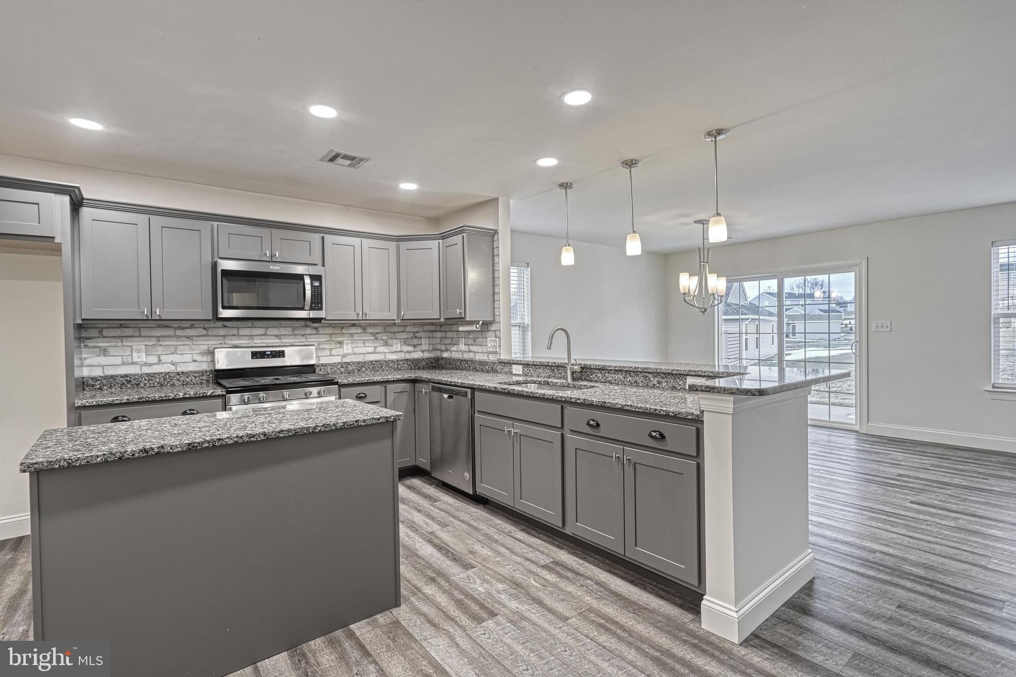 WINDY HEIGHTS, THE NEW - Residential