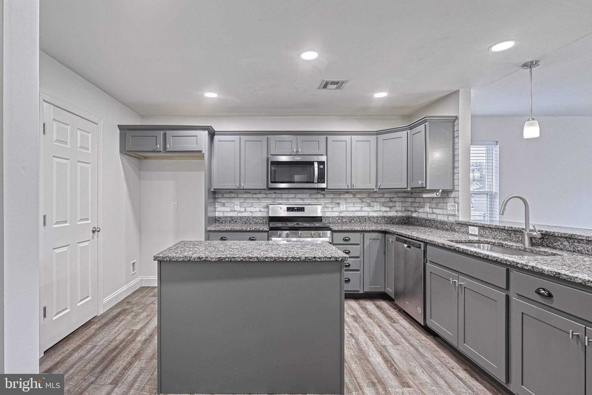 WINDY HEIGHTS, THE NEW - Residential