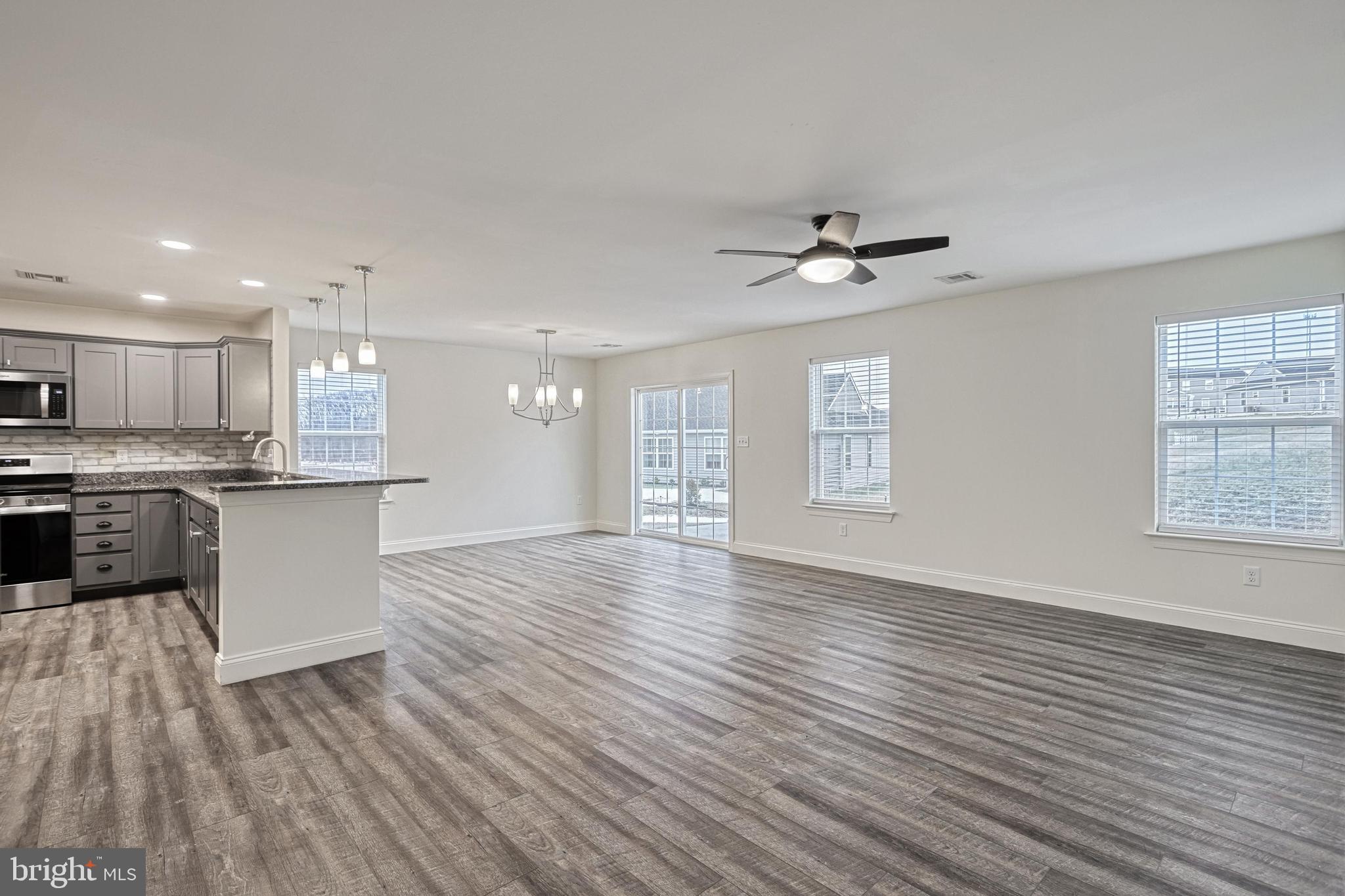 WINDY HEIGHTS, THE NEW - Residential