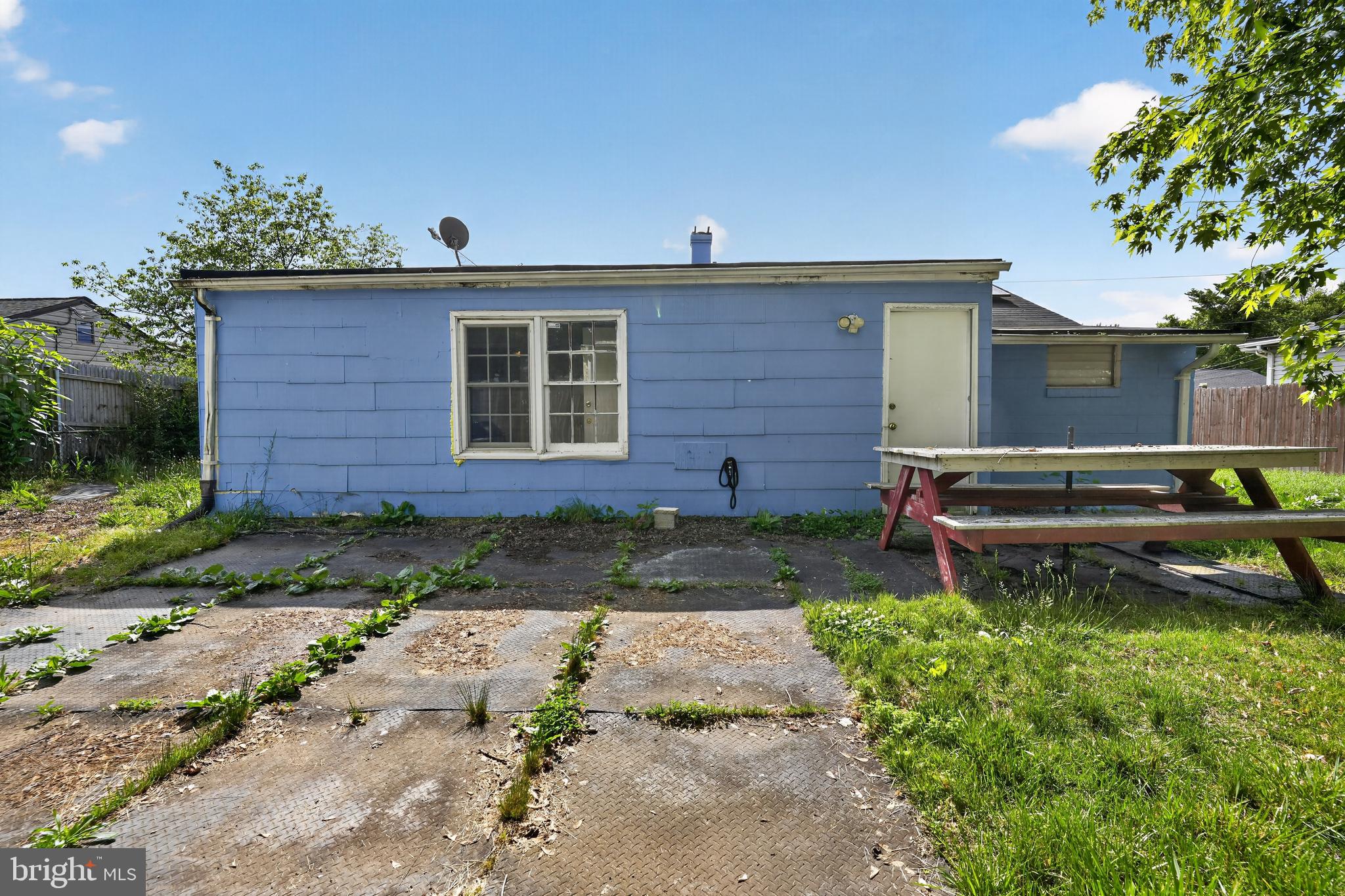 SOUTH LAWN - Residential