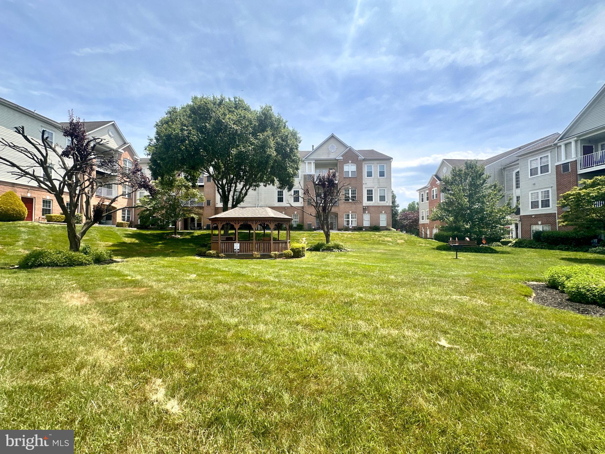 THE COURTYARDS AT POND - Residential