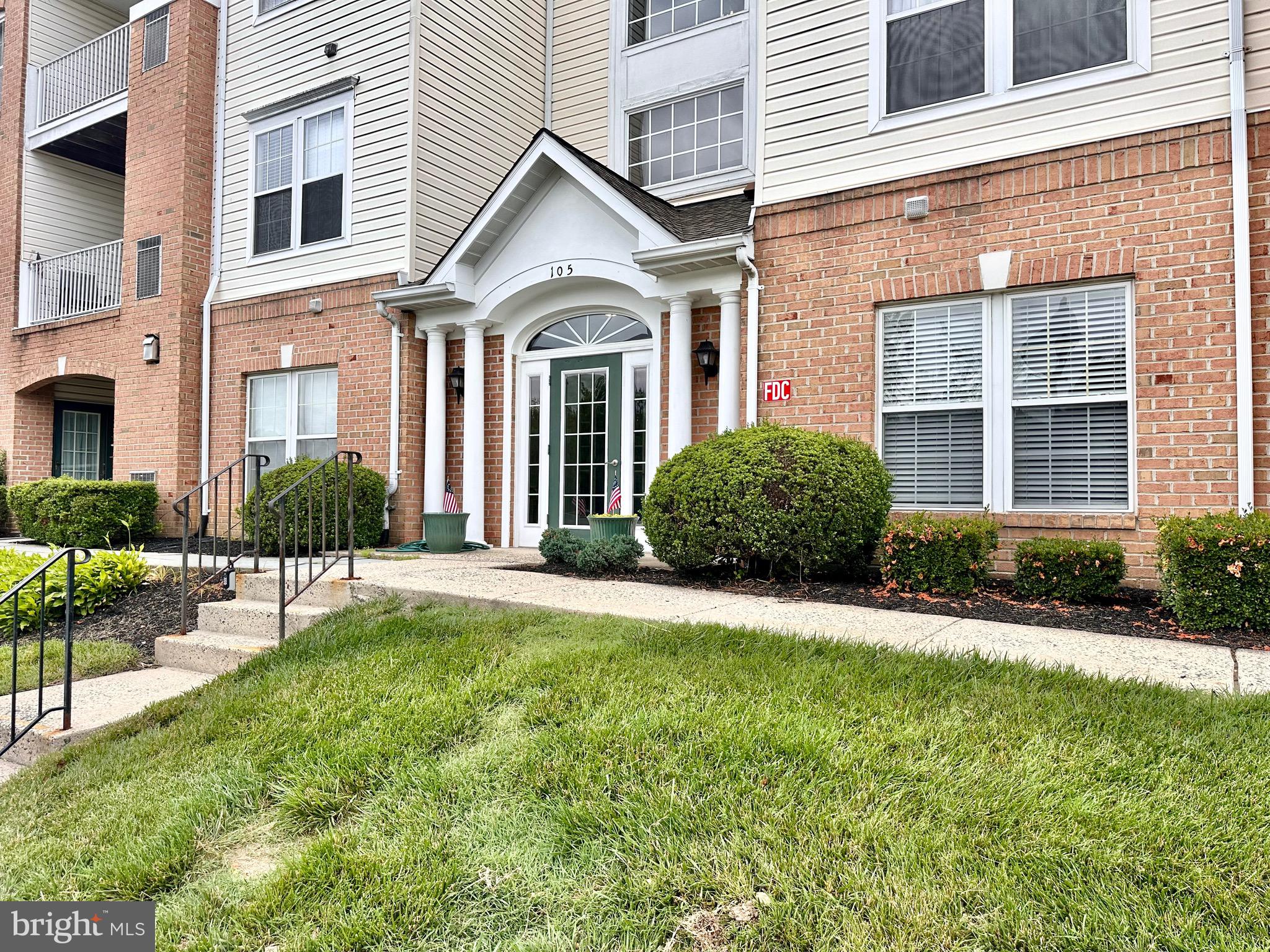 THE COURTYARDS AT POND - Residential
