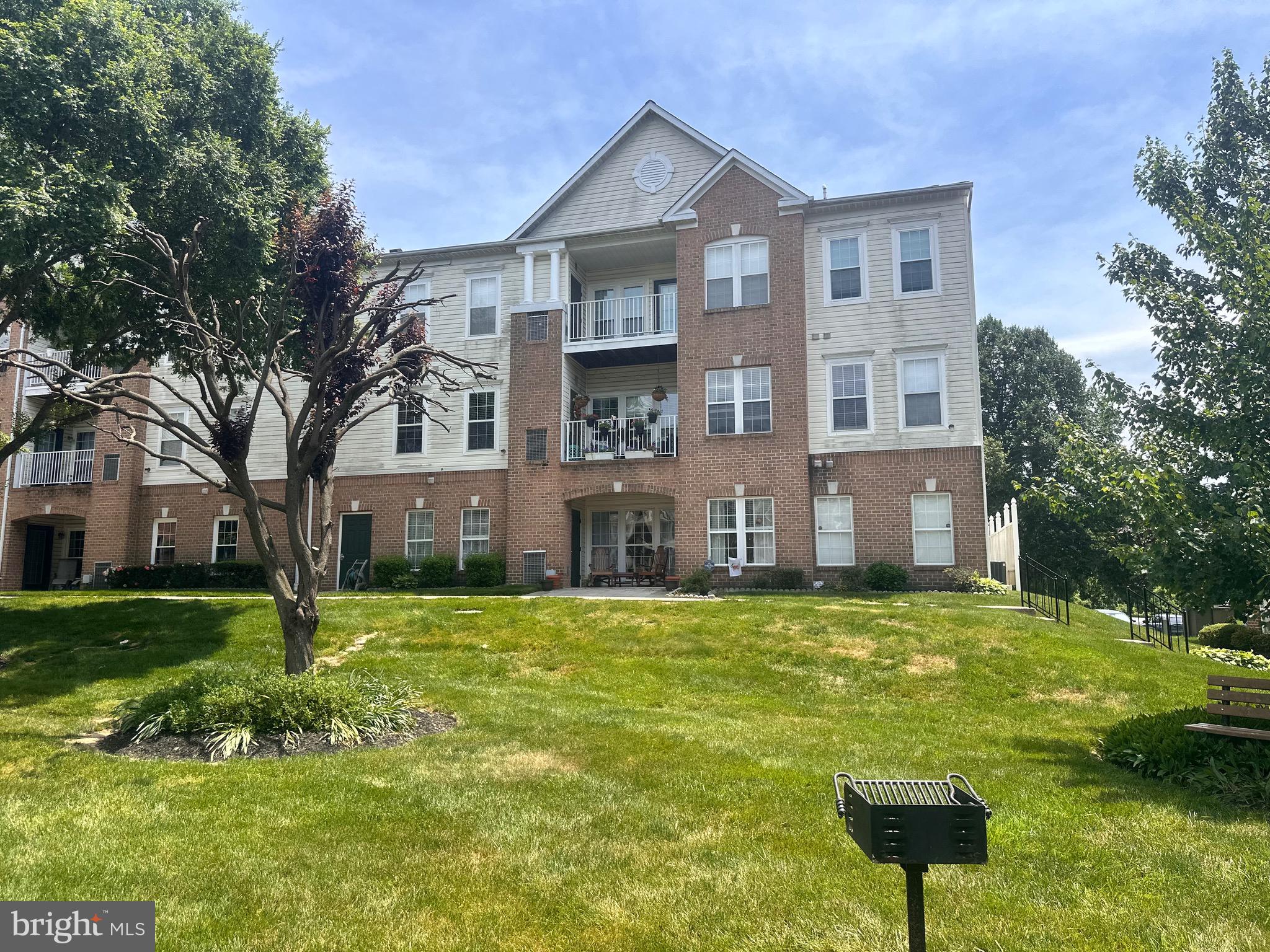 THE COURTYARDS AT POND - Residential