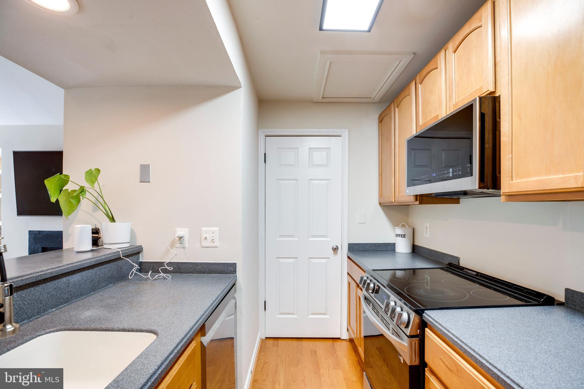 PENDERBROOK SQUARE CONDOMINIUMS - Residential