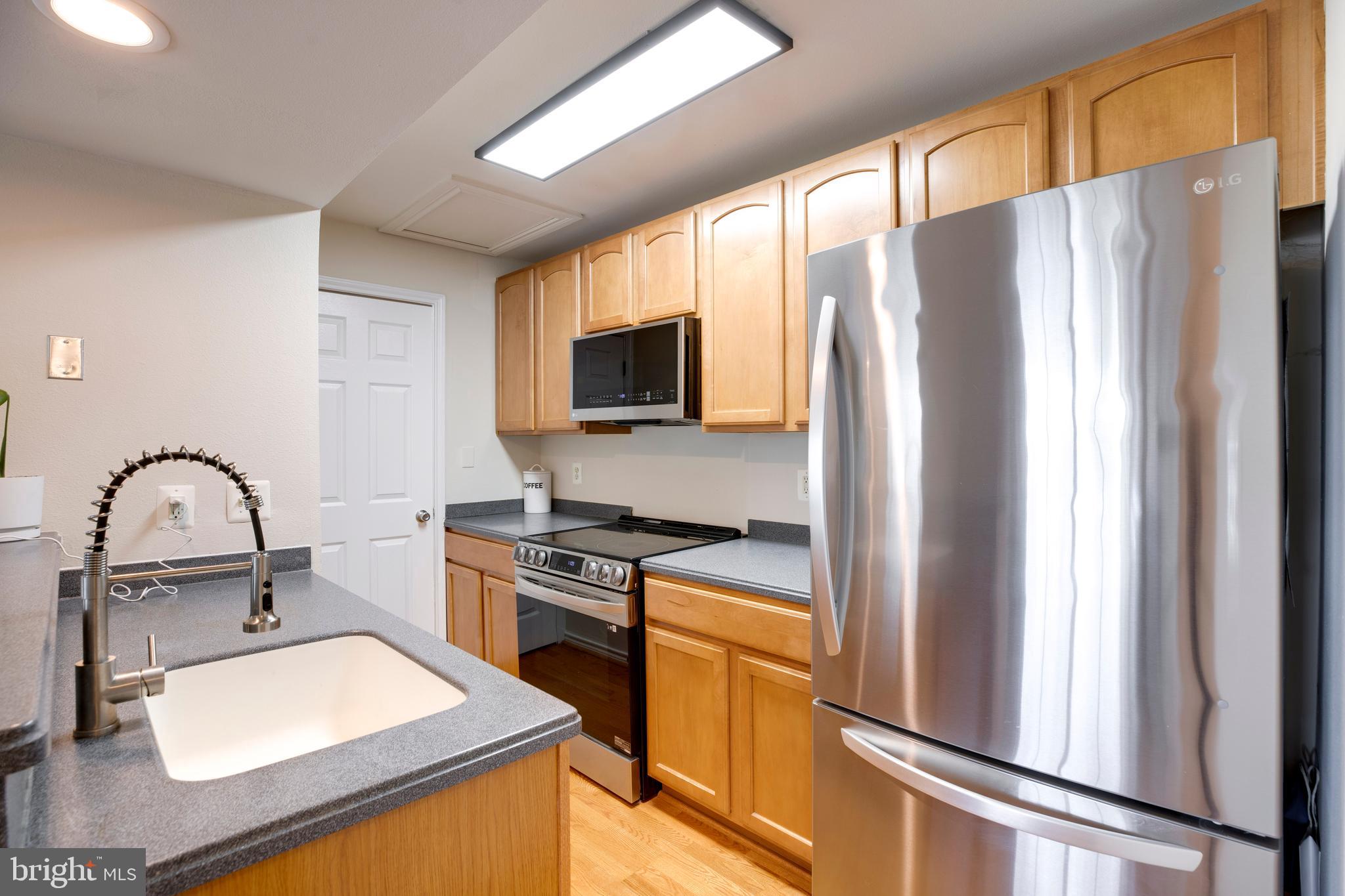 PENDERBROOK SQUARE CONDOMINIUMS - Residential