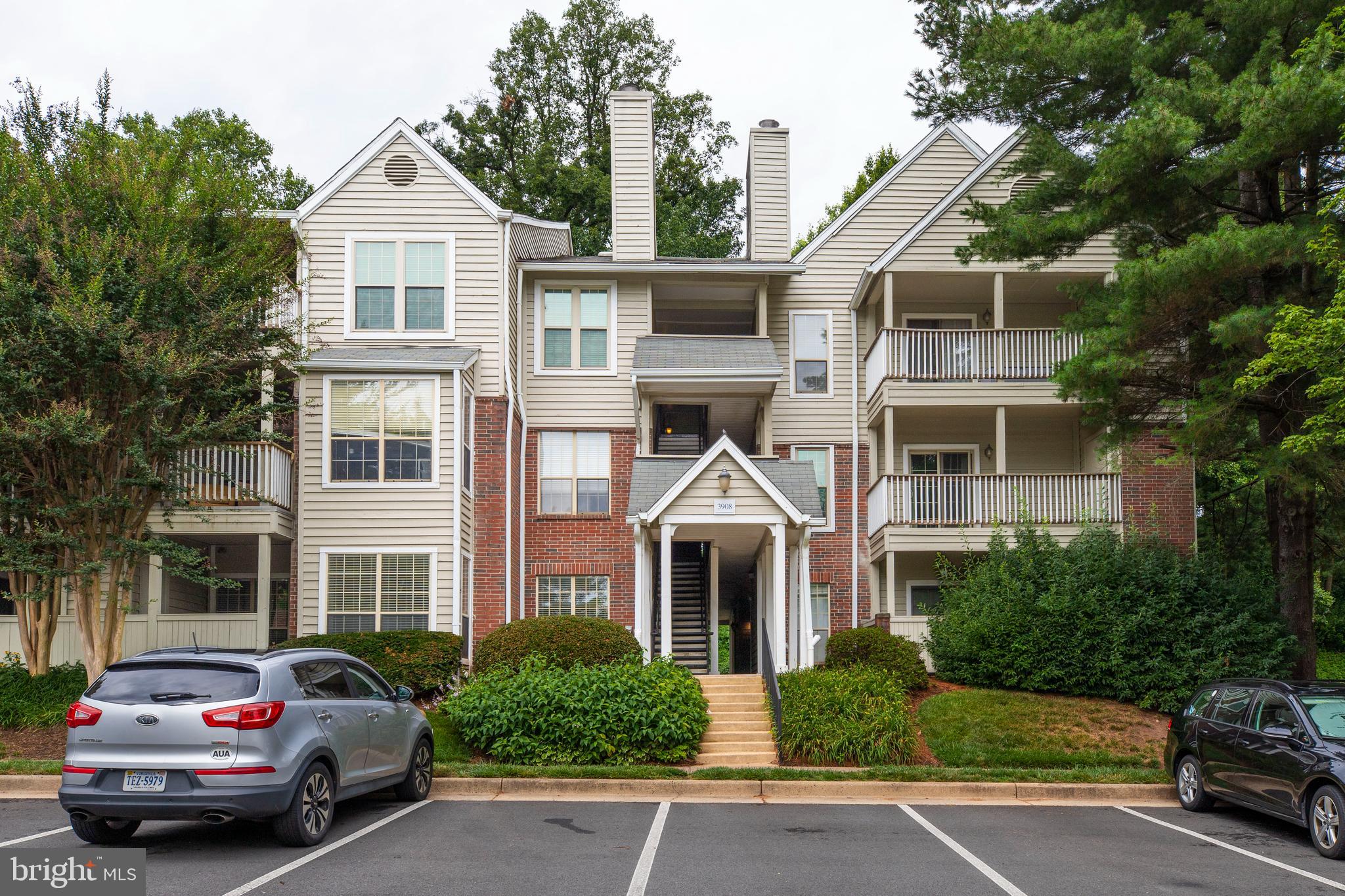 PENDERBROOK SQUARE CONDOMINIUMS - Residential
