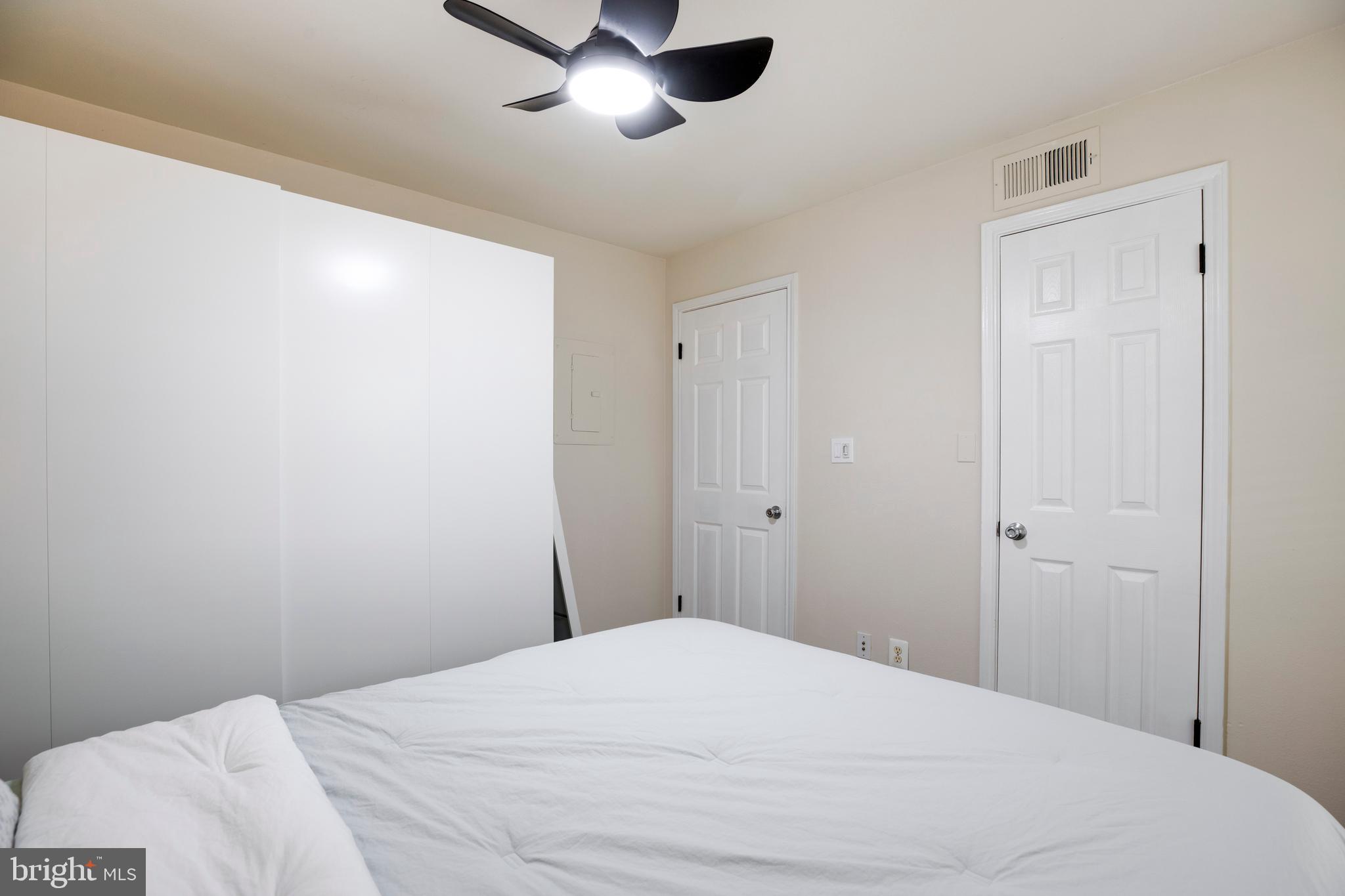 PENDERBROOK SQUARE CONDOMINIUMS - Residential