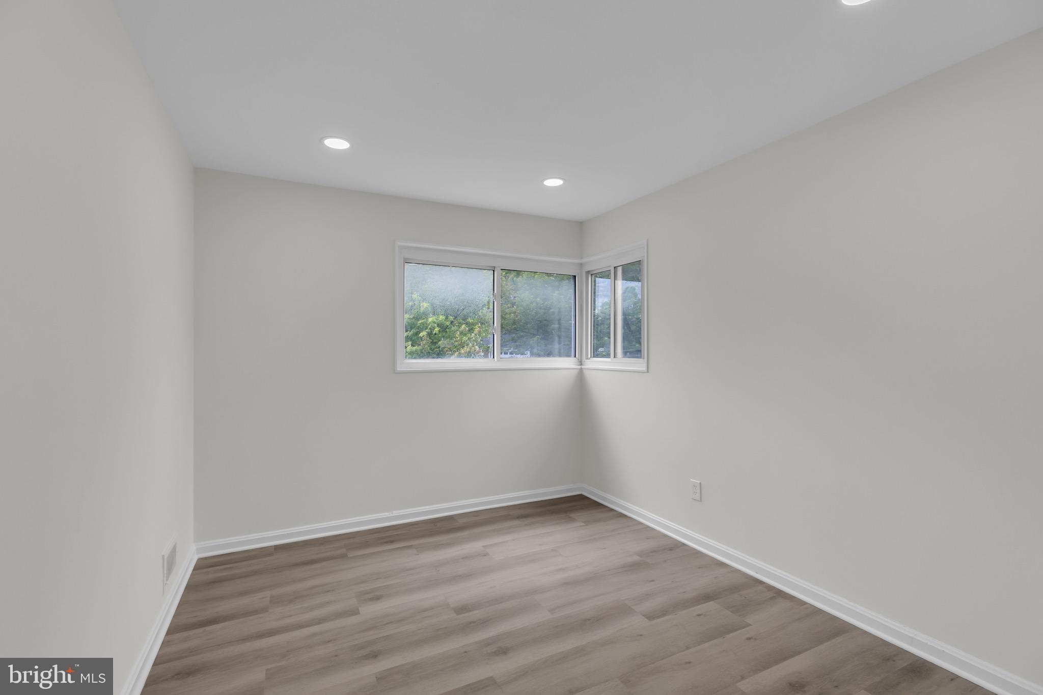 LYNBROOK - Residential