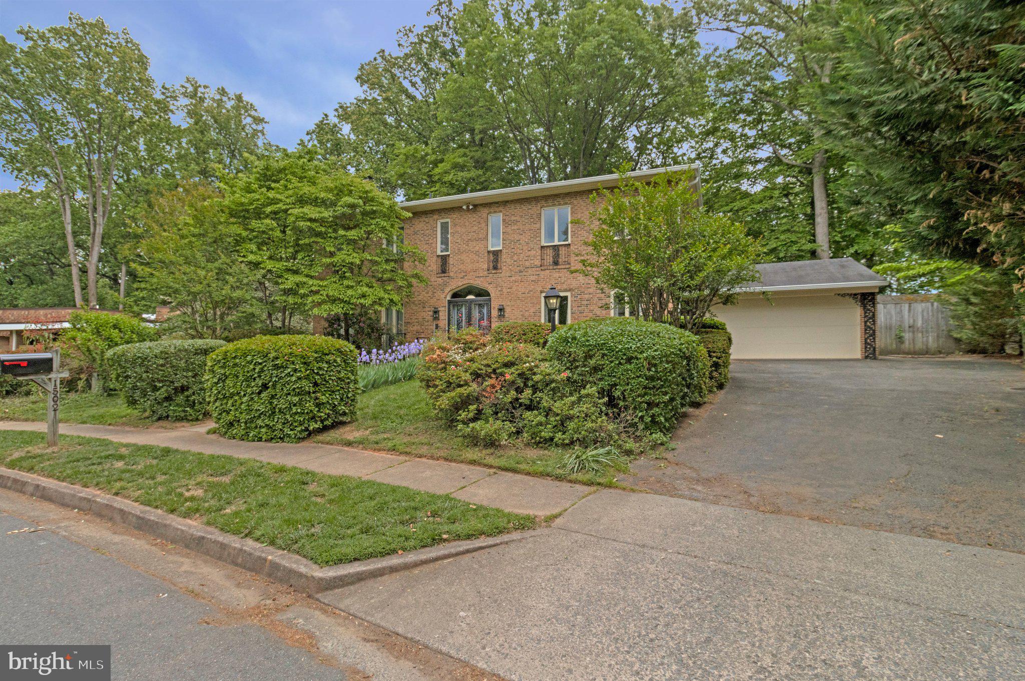 ARLINGTON OAKS - Residential