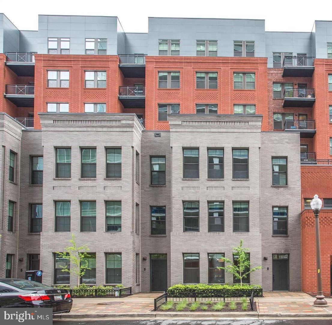 Modern Townhouse Living in the heart of Rosslyn for IMMEDIATE occupancy. 2 blocks to METRO, Cross Key Bridge to Georgetown. LEED SILVER certified building; HW floors throughout, quartz counters kitchen & baths, premium appliances; LED lighting, Custom Closets; secure garage parking, concierge, roof top terrace, community courtyard, fitness center, lounge, and much more.  No Pets