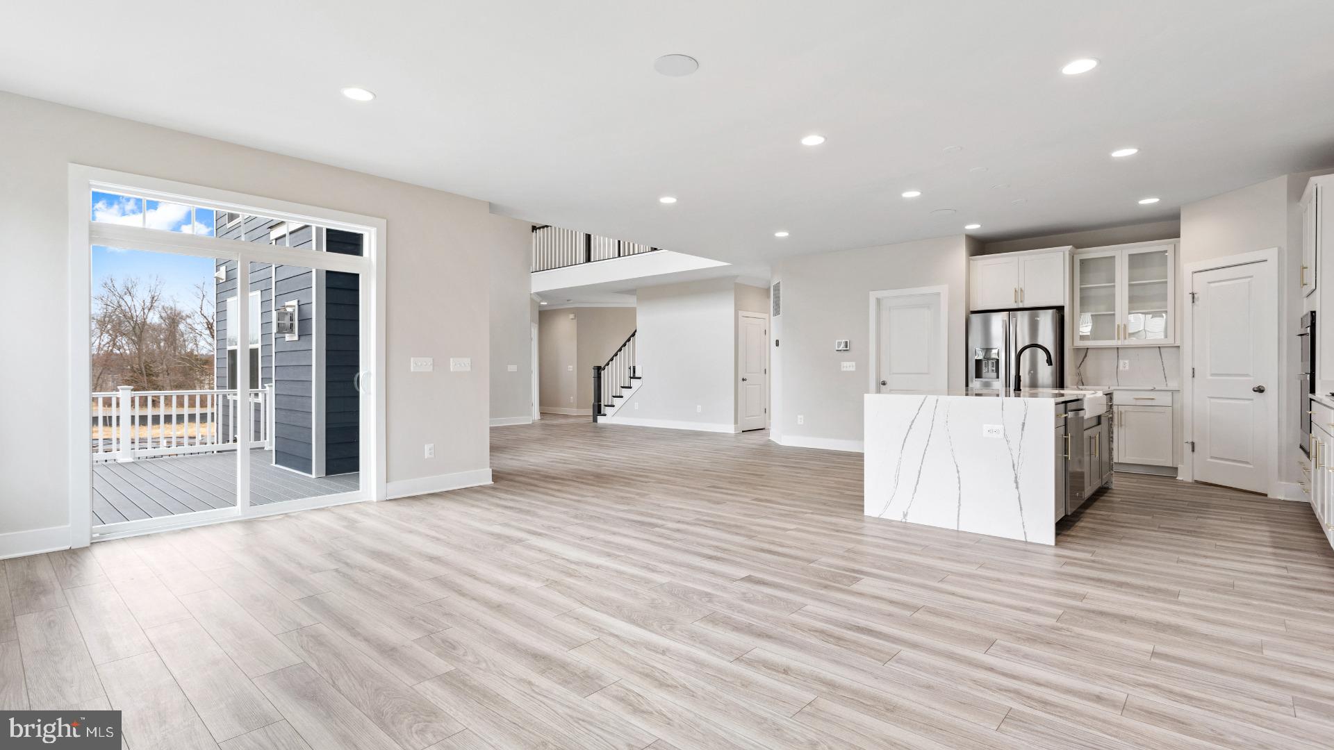 SOUTH LAKE - Residential