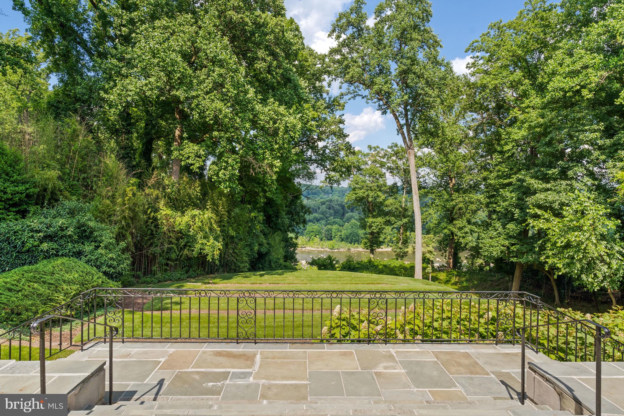 CHAIN BRIDGE - Residential