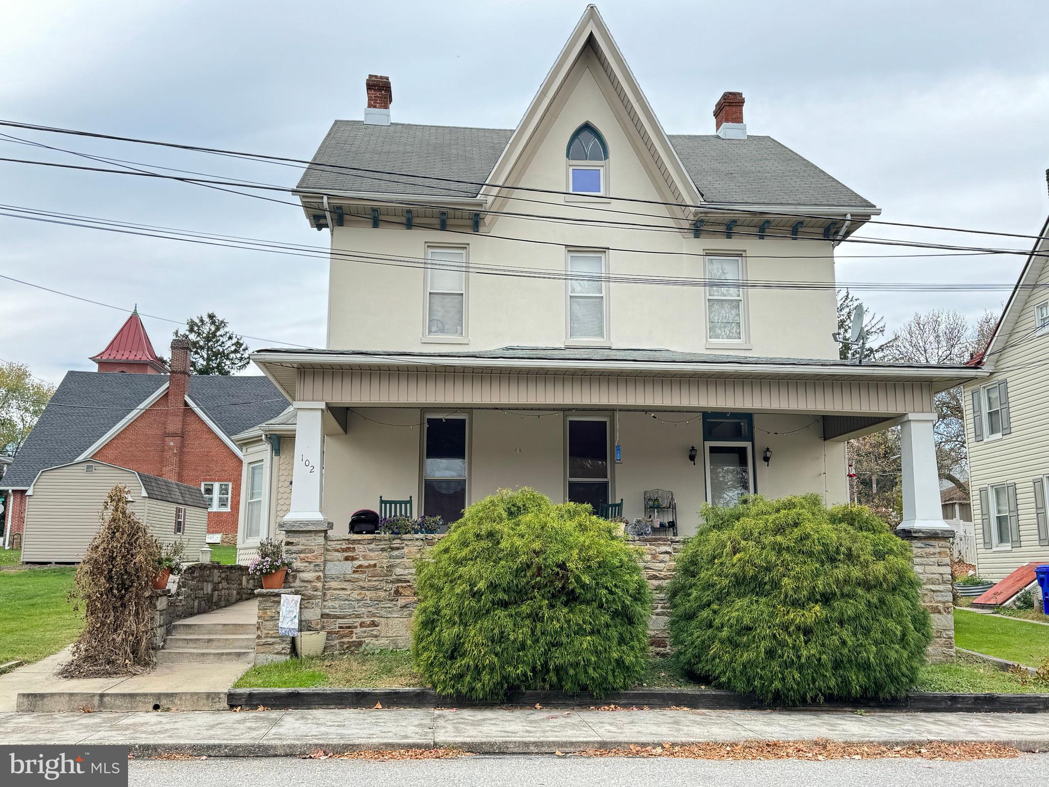 One bedroom, one bathroom 3rd floor apartment.
Note: Applicant must fill out an application and be approved PRIOR to viewing the property. The online application can be found on our website. You can apply for this property under the property description.
