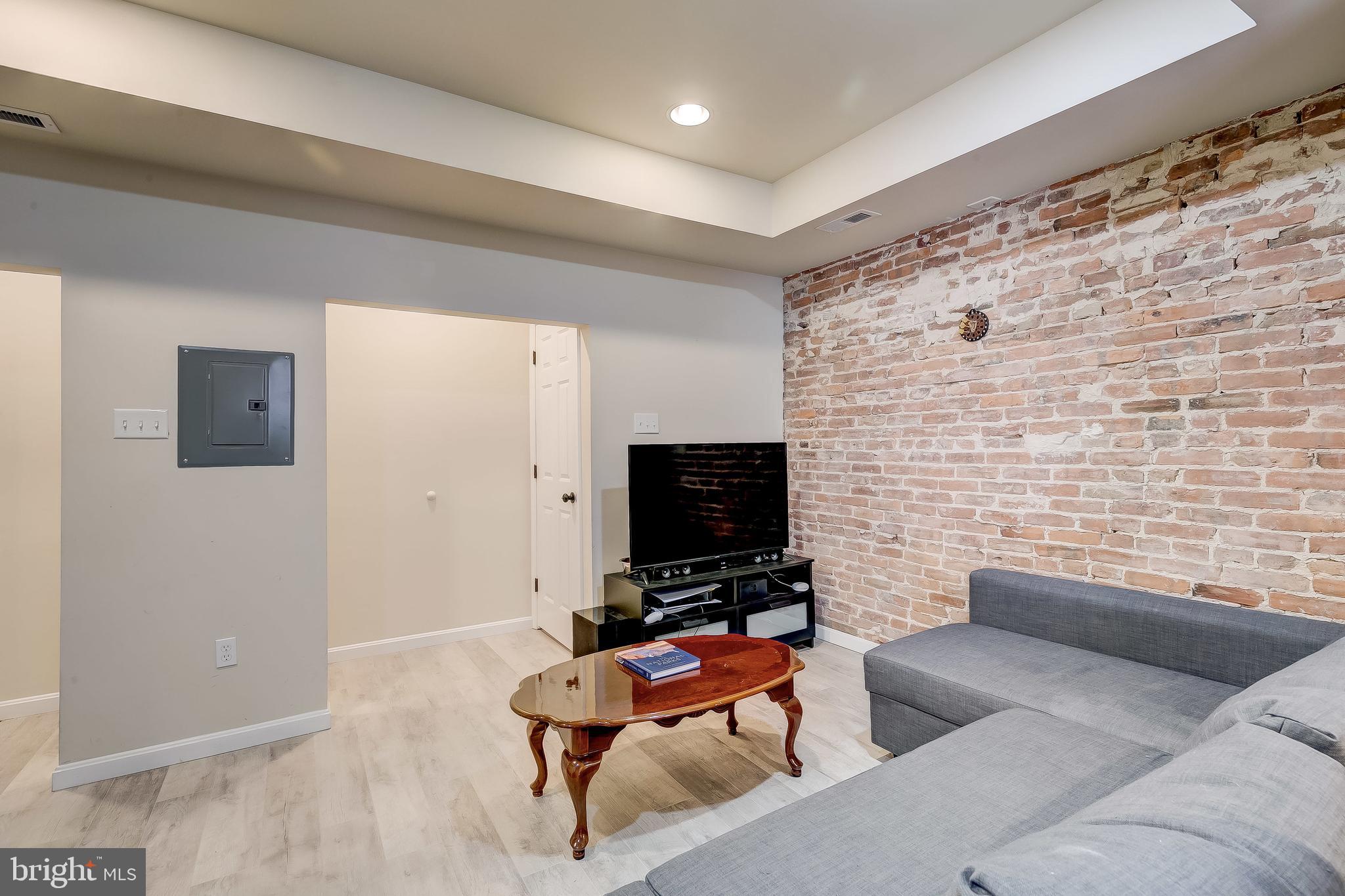 WASHINGTON VILLAGE - Residential Lease