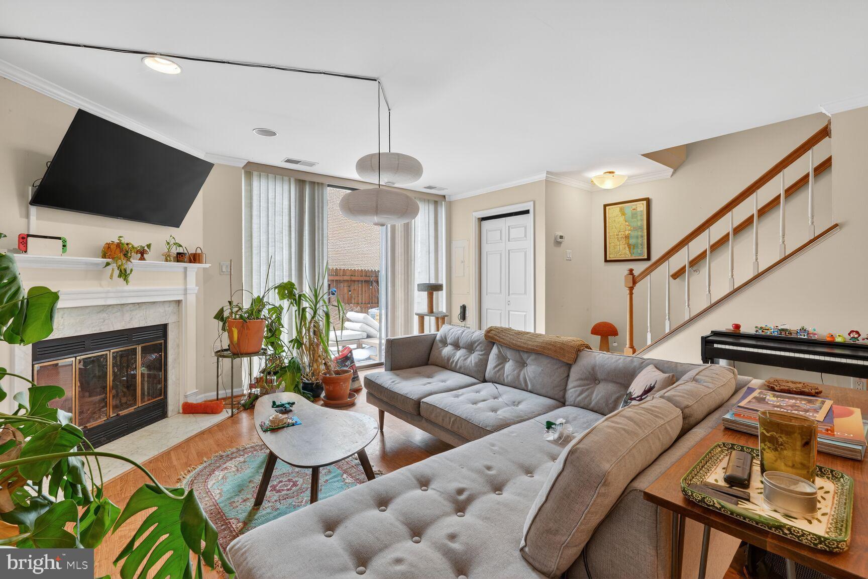 COLUMBIA COURT - Residential