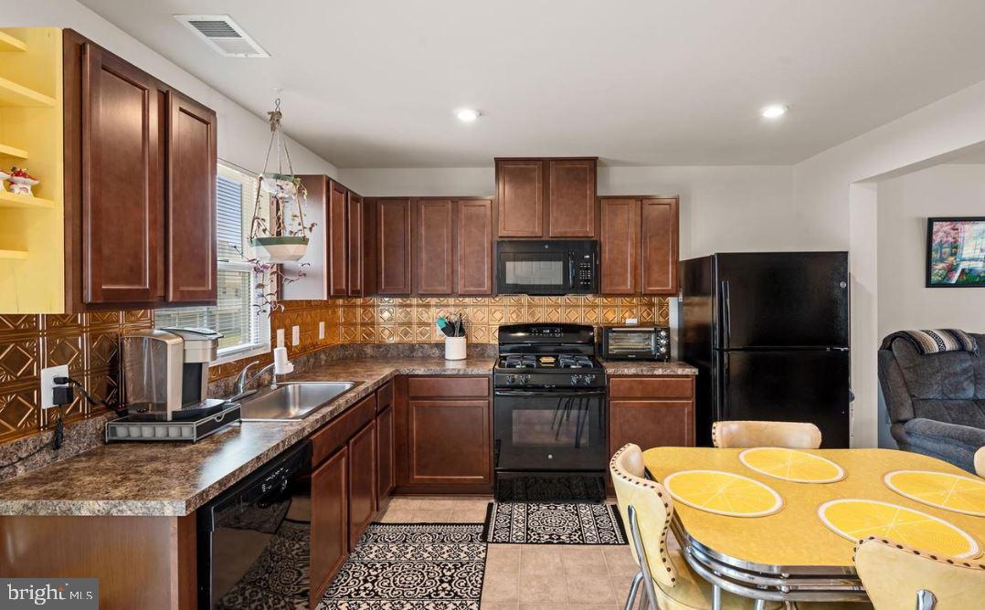LAKESIDE - Residential Lease