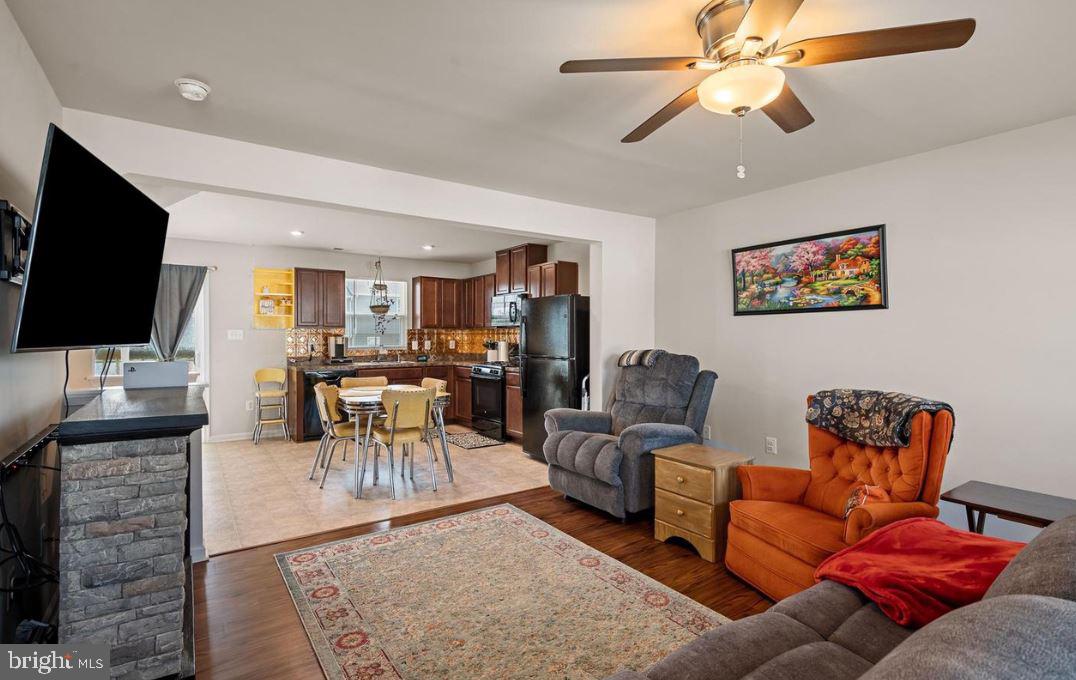 LAKESIDE - Residential Lease