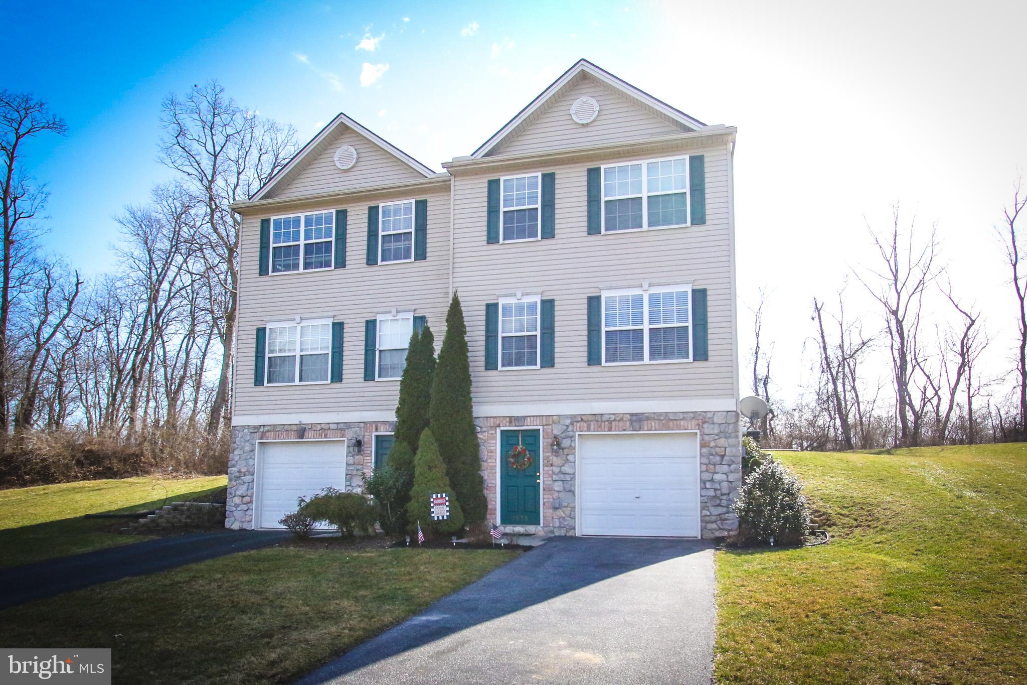 Turn Key! Ready to move townhouse looking for new owner, Spacious layout with plenty of baths and space to entertain. Great area, just mins from shopping, schools, and parks. Idea for that person(s) just starting out or need a low maintenance place. Set up your private showing   today.