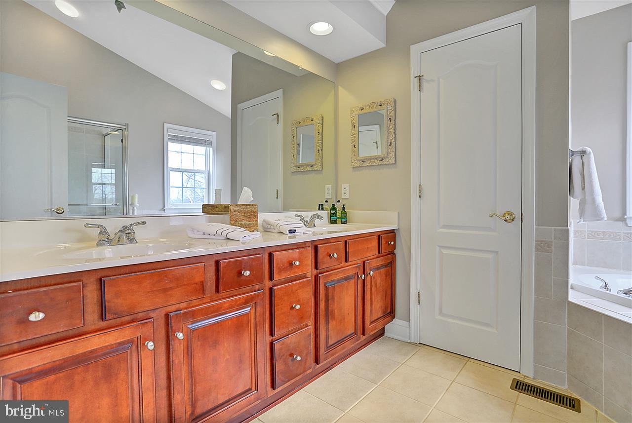 COLONIAL MEADOWS - Residential