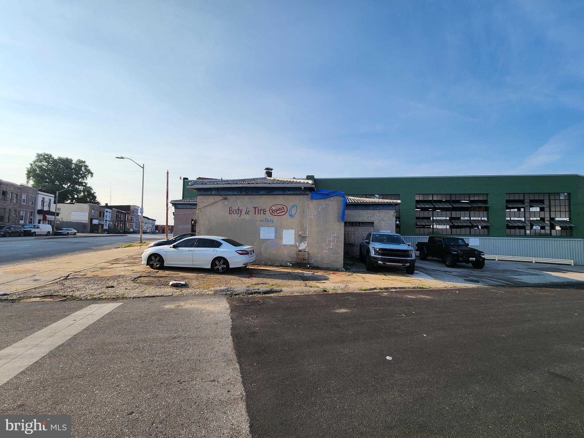 Main image without alt text