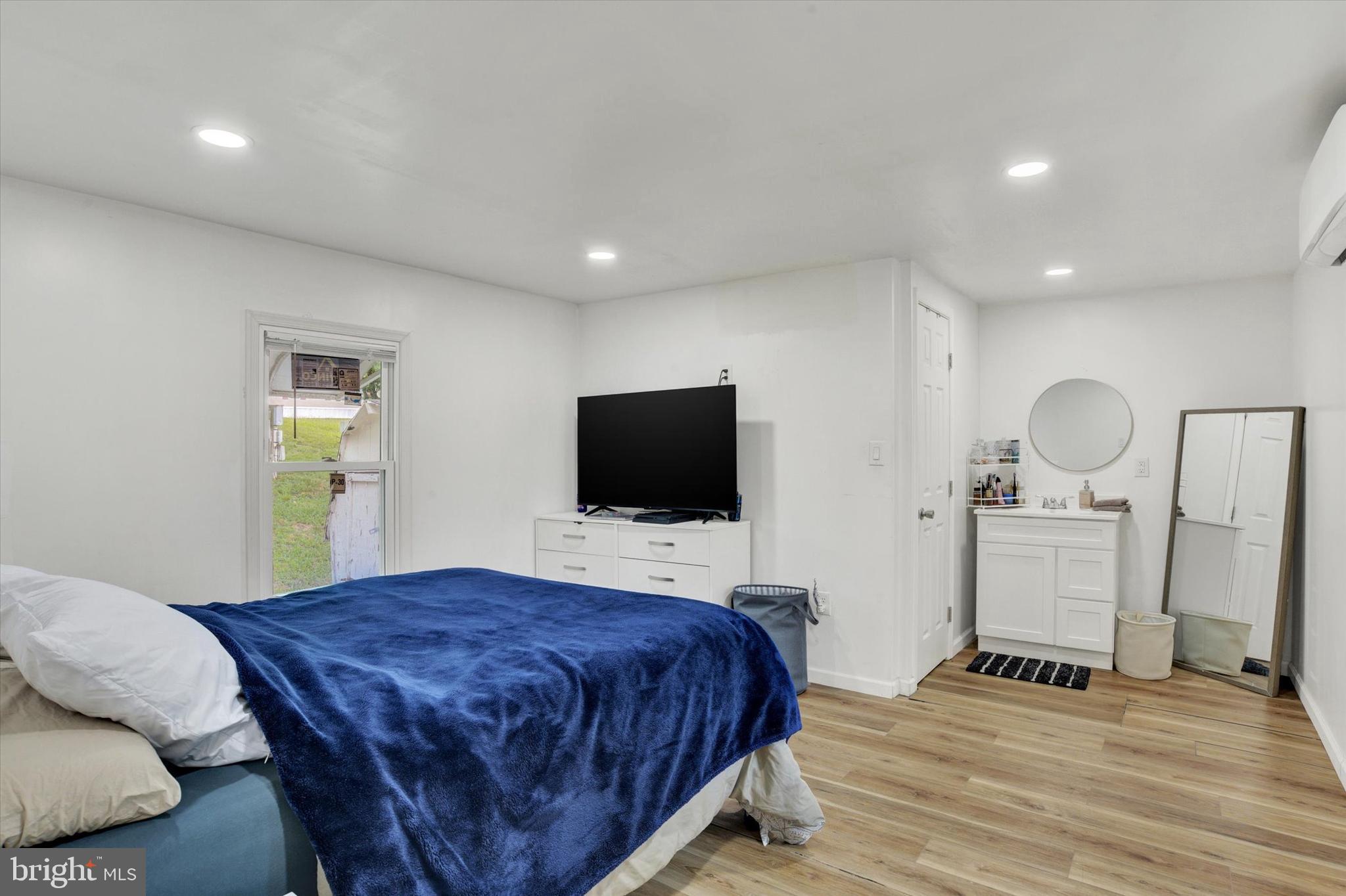 COUNTRY MANOR WEST - Residential