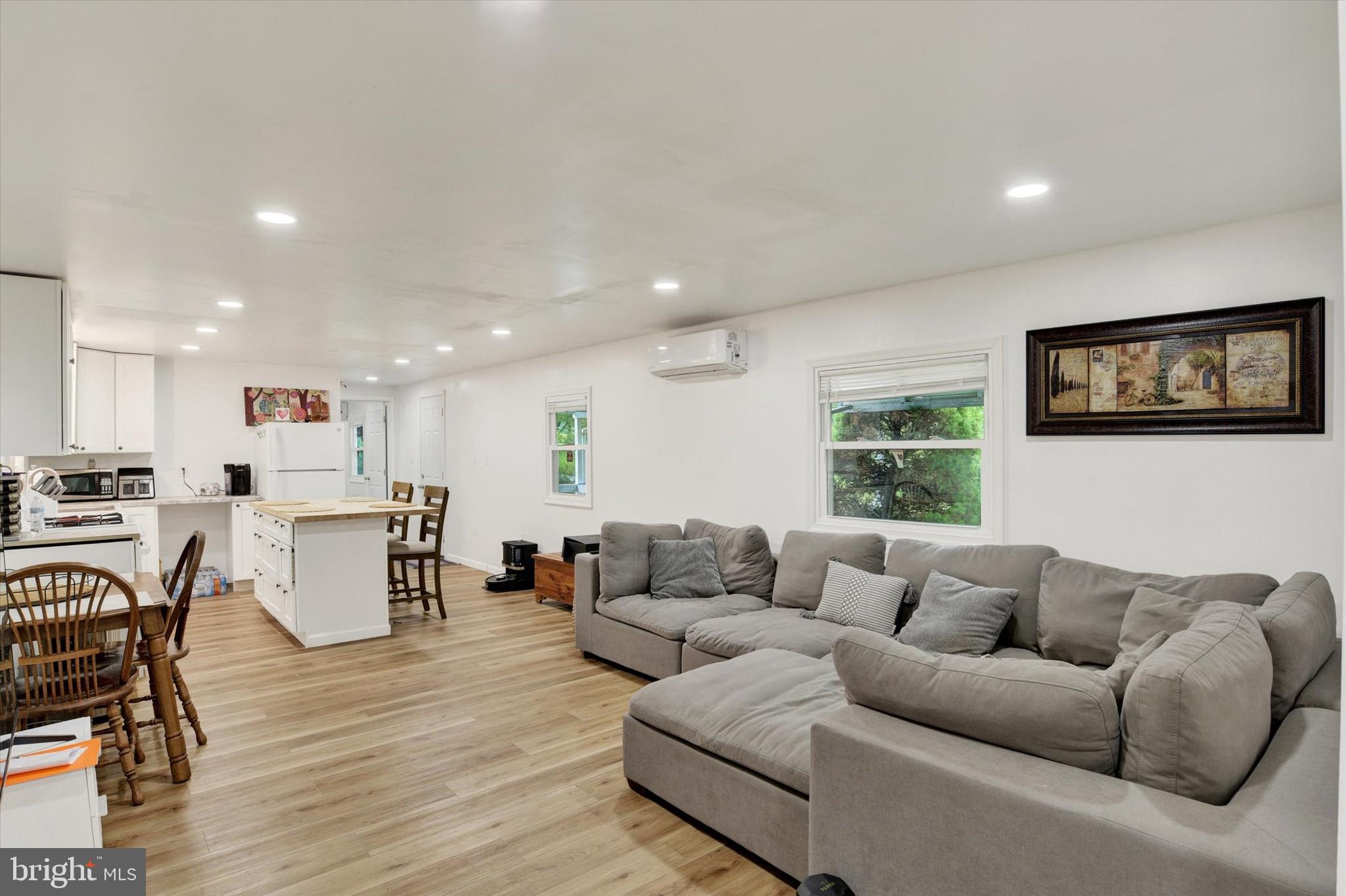 COUNTRY MANOR WEST - Residential