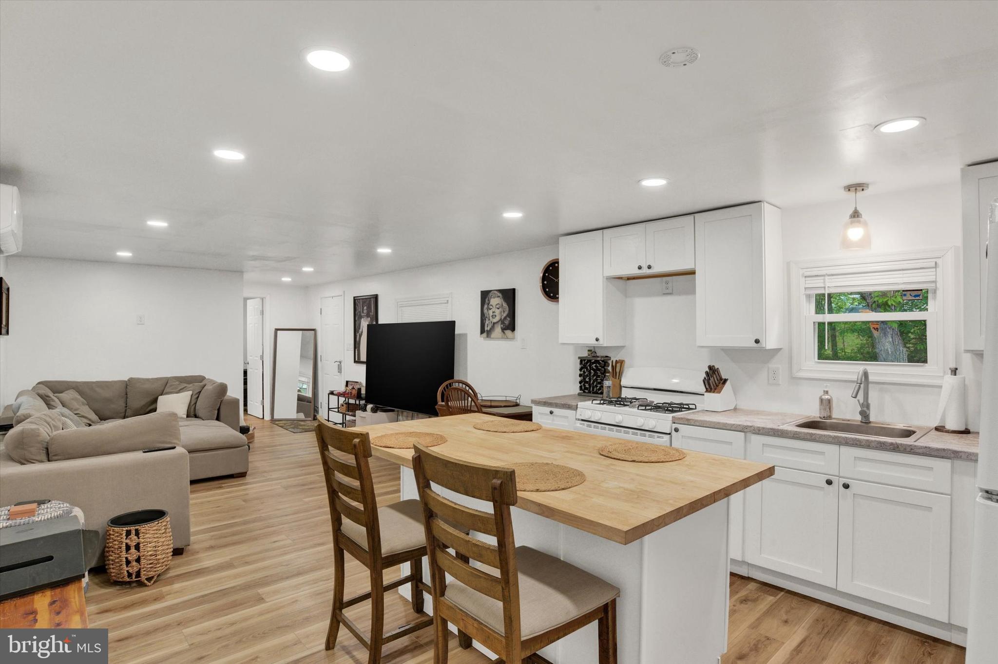 COUNTRY MANOR WEST - Residential