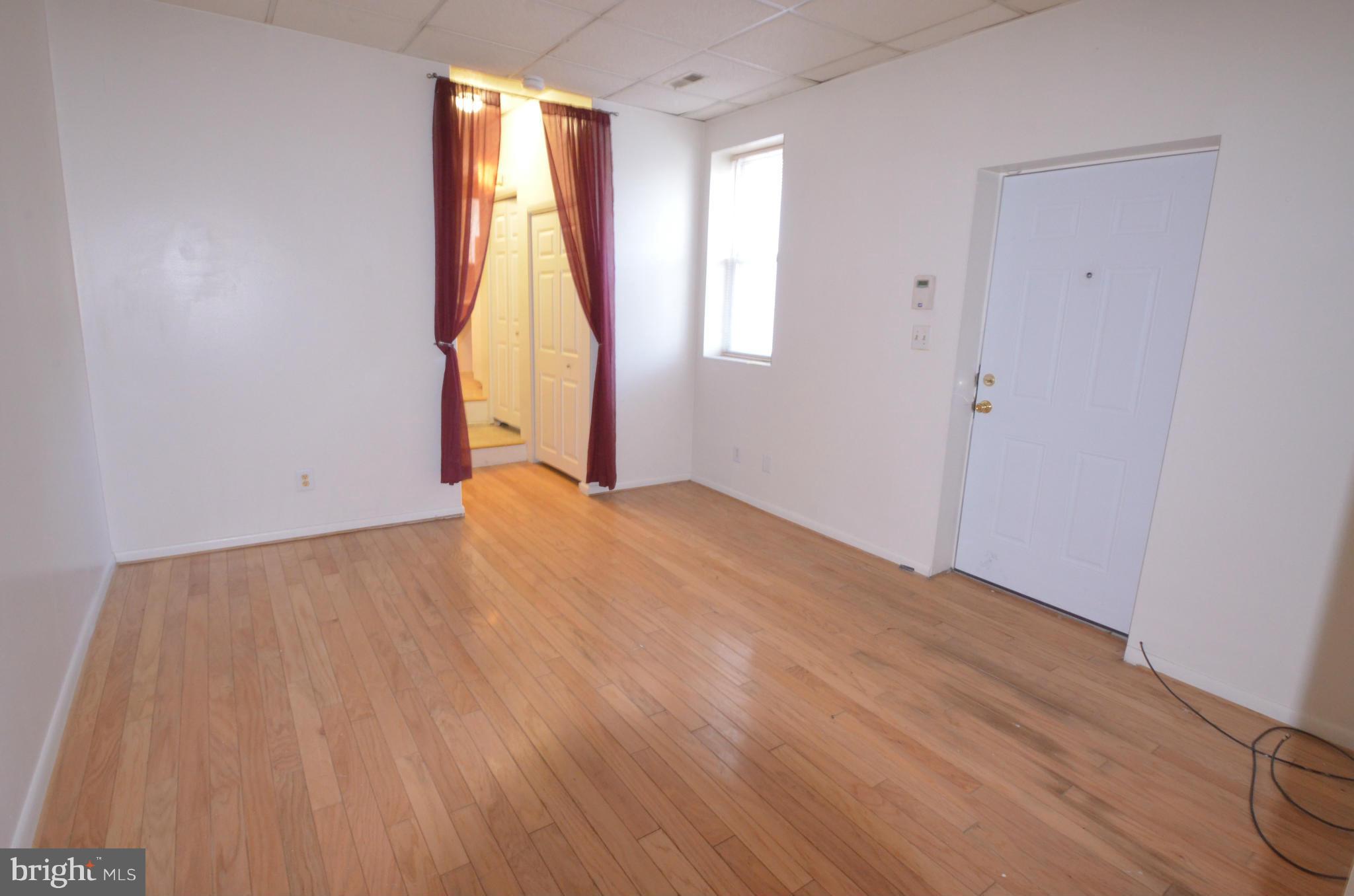 THERE IS A SHARED ROOF DECK WITH OTHER TENANTS. Clean and fresh, adorable 1 bedroom Fells Point rental on the corner of Chester St. Hardwood floors, spacious closets, full kitchen with gas stove, private separate bedroom with lots of light. HOUSE IS ON THE CORNER!