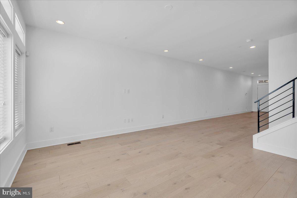 QUEEN VILLAGE - Residential