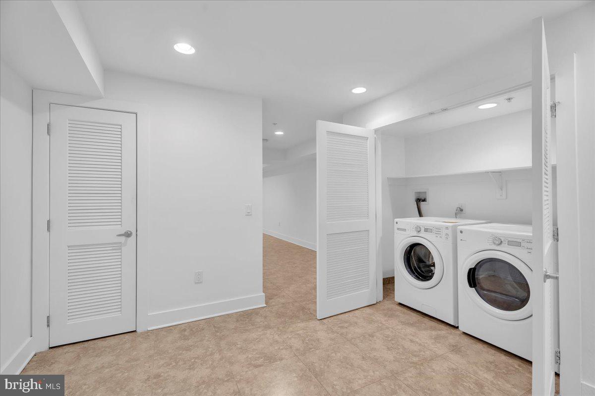 QUEEN VILLAGE - Residential