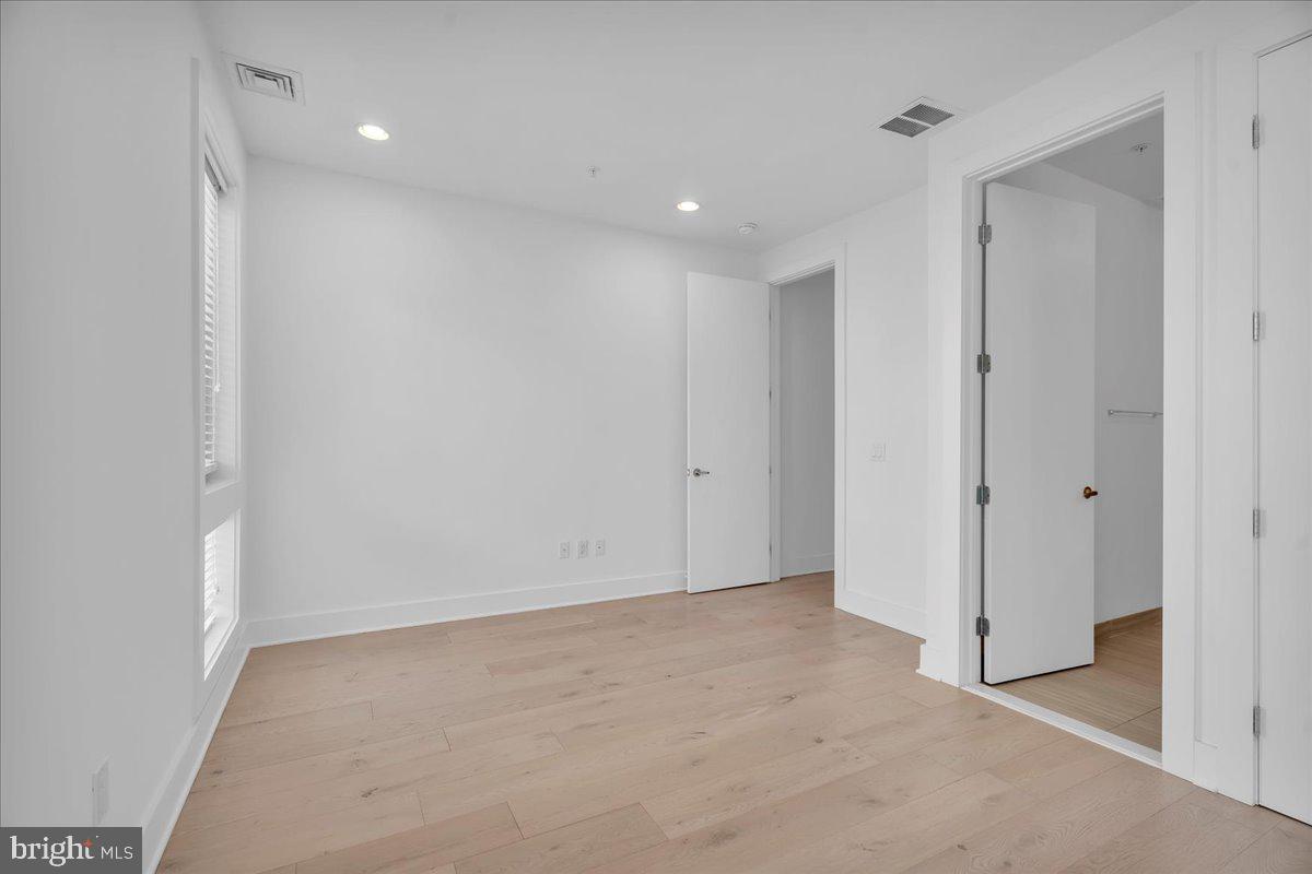 QUEEN VILLAGE - Residential