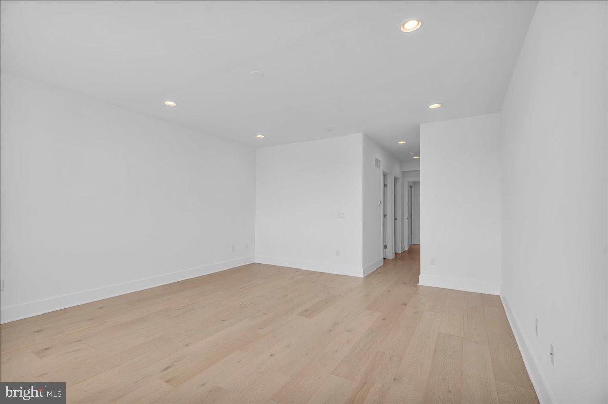 QUEEN VILLAGE - Residential