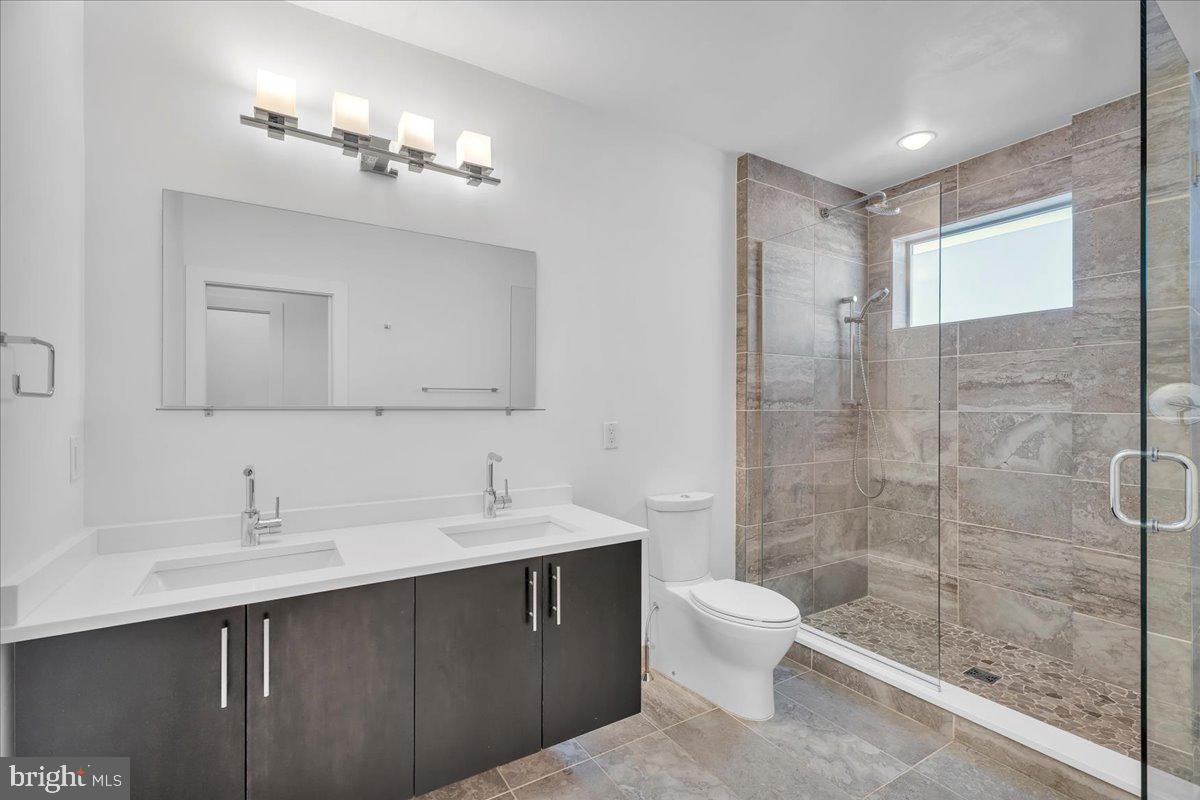 QUEEN VILLAGE - Residential