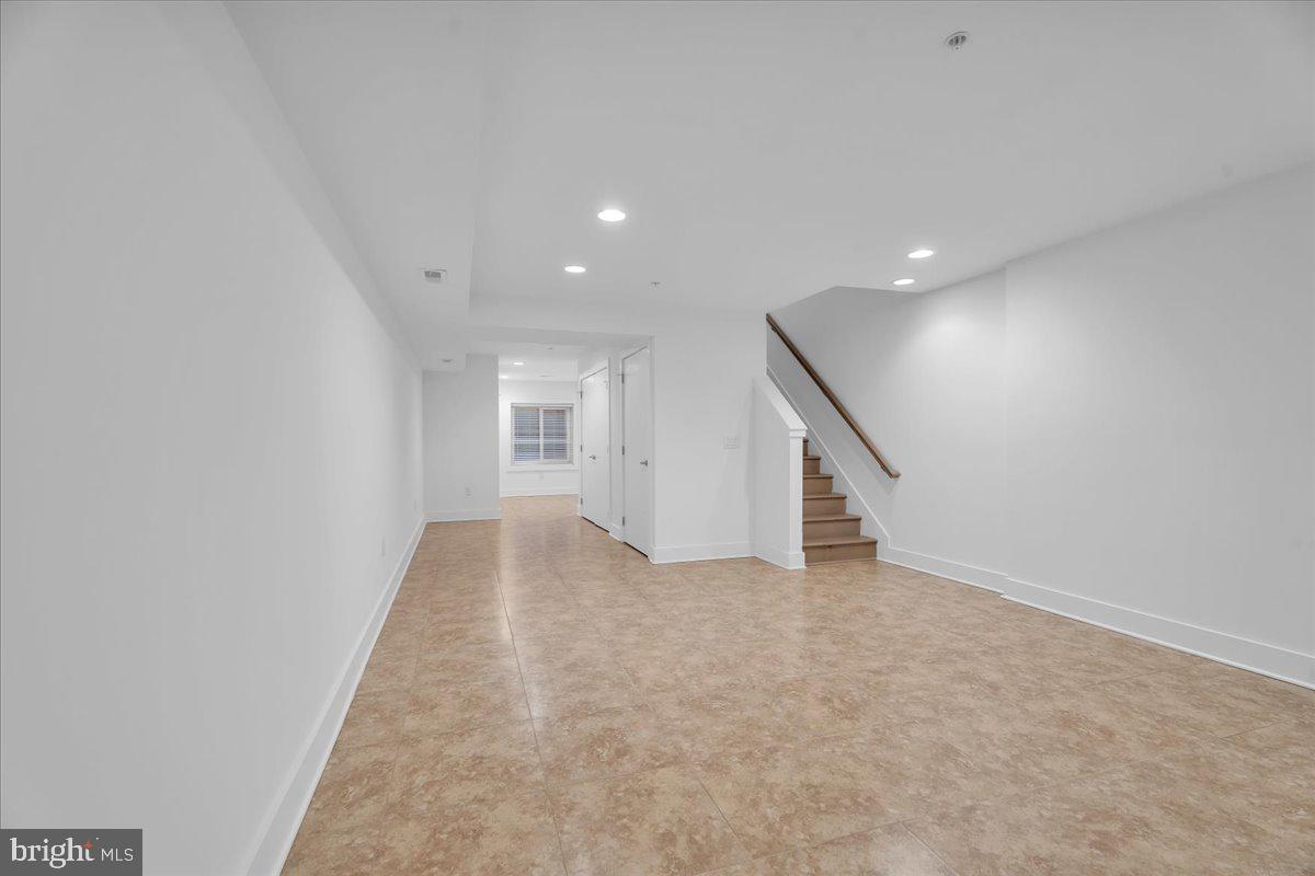QUEEN VILLAGE - Residential