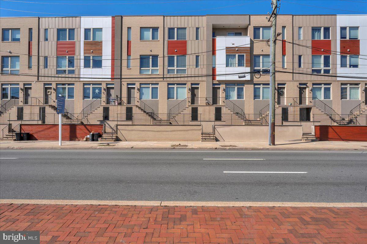 QUEEN VILLAGE - Residential
