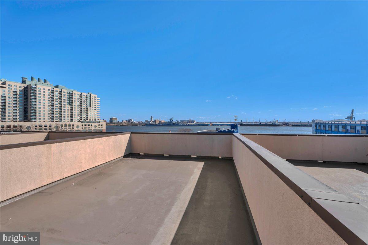 QUEEN VILLAGE - Residential