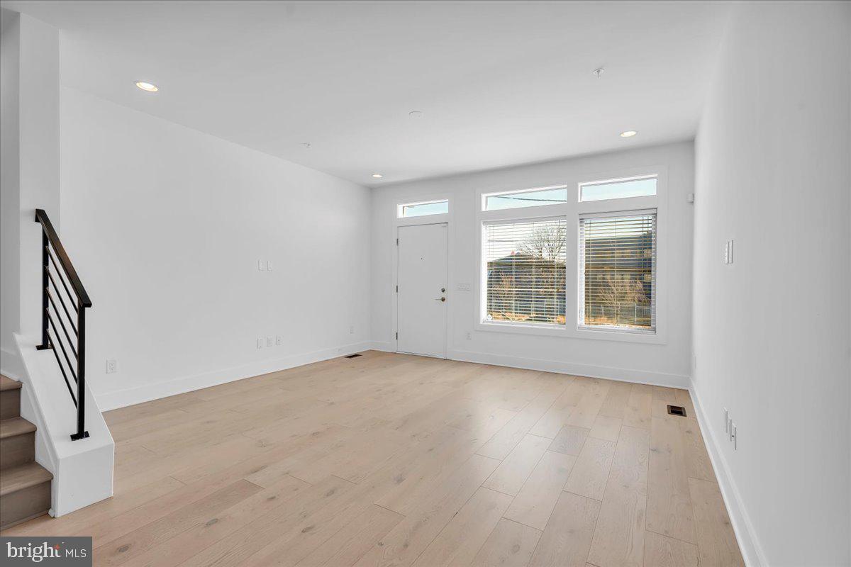 QUEEN VILLAGE - Residential