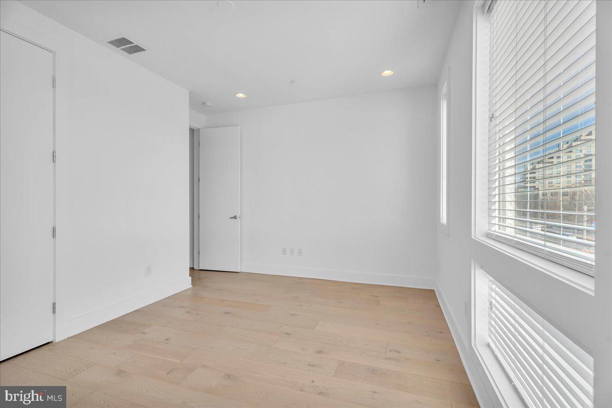 QUEEN VILLAGE - Residential