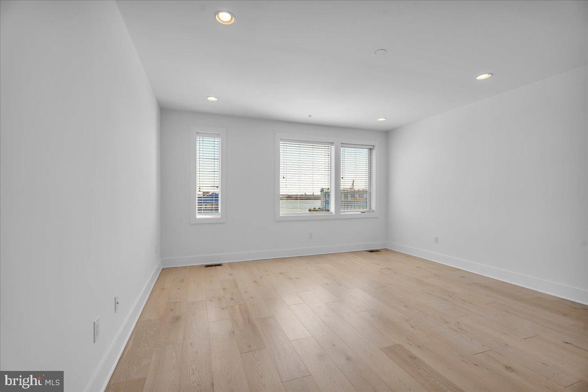 QUEEN VILLAGE - Residential