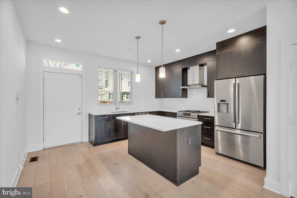 QUEEN VILLAGE - Residential