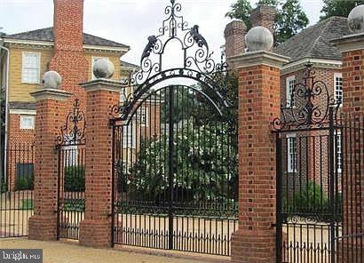 WILLIAMSBURG COMMONS - Residential