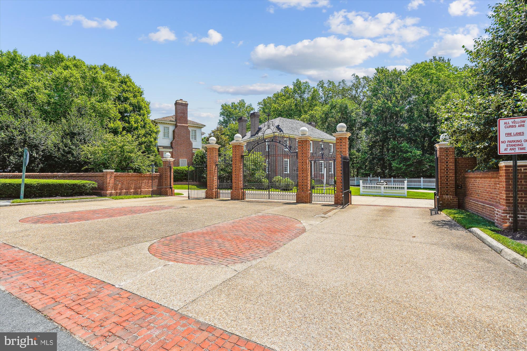 WILLIAMSBURG COMMONS - Residential