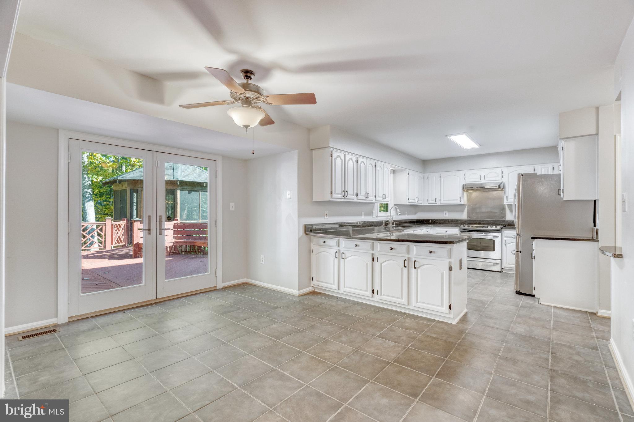 HOLLY KNOLL - Residential Lease
